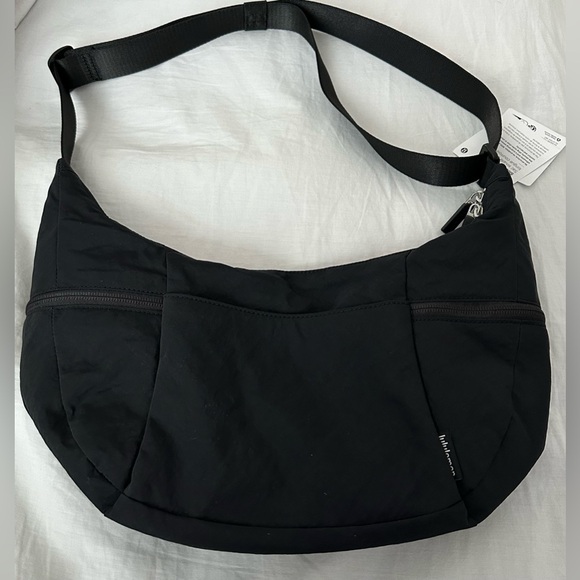Lululemon Slouchy Sling Bag 6L NWT Black - Picture 2 of 8